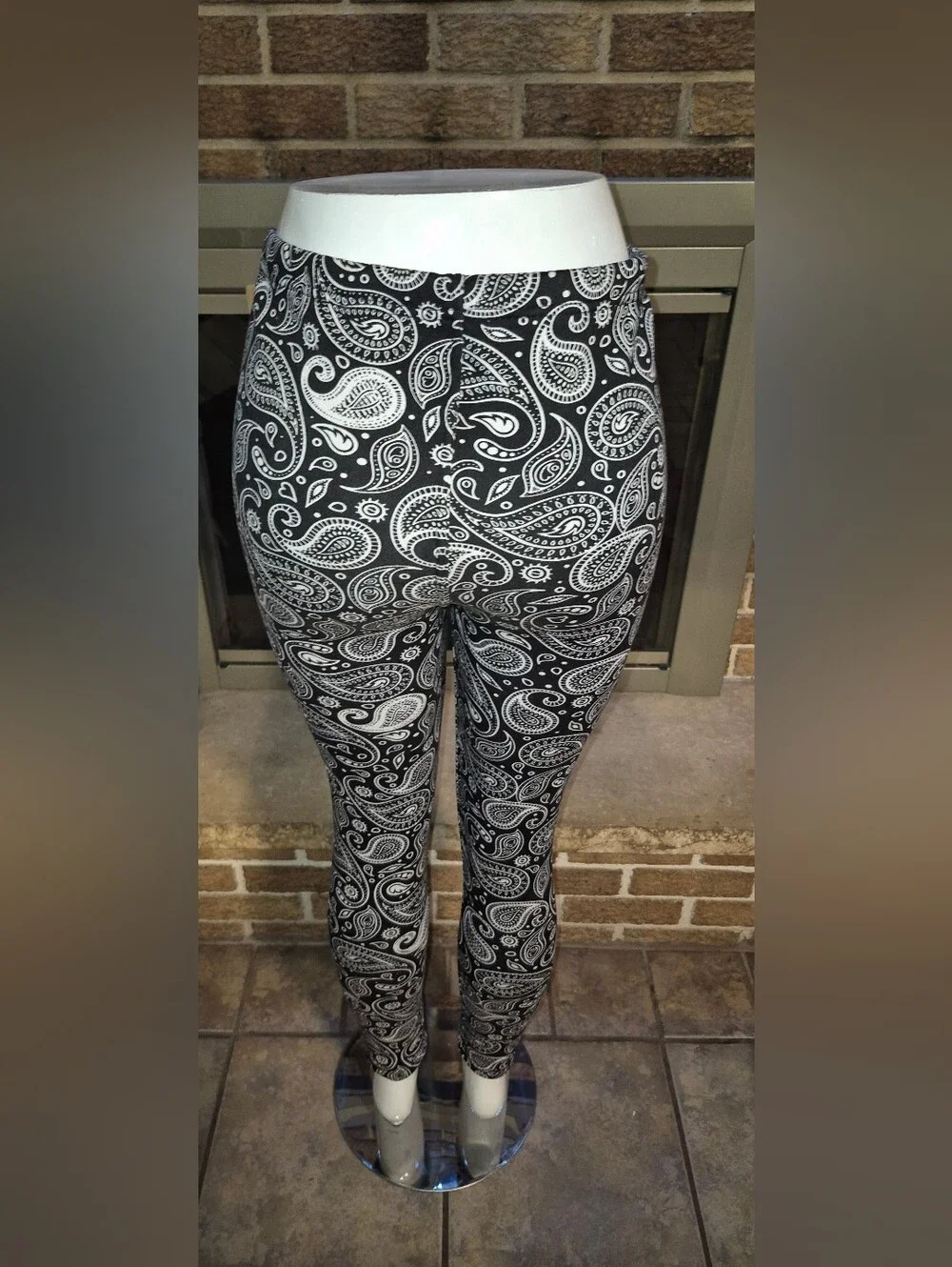 Just Cozy Fleece Leggings Women’s Black & White Paisley M/L